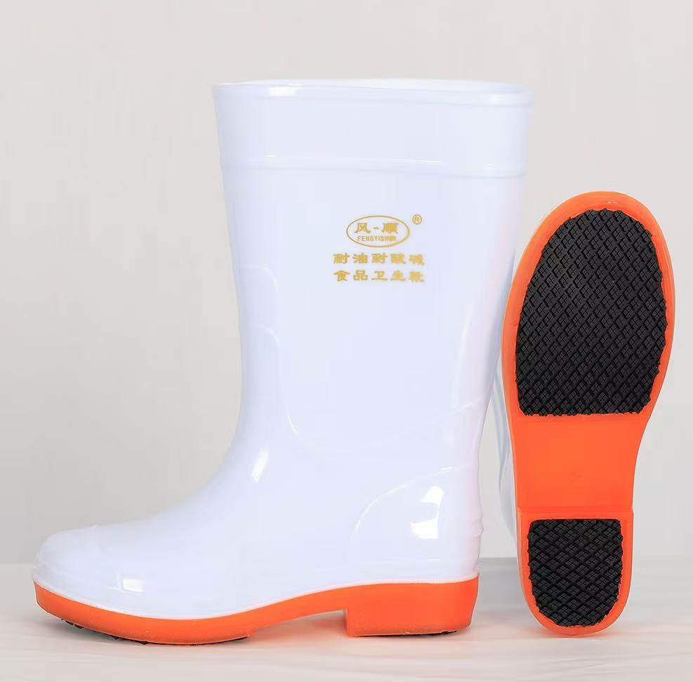 Gloss boots, contrast outsole